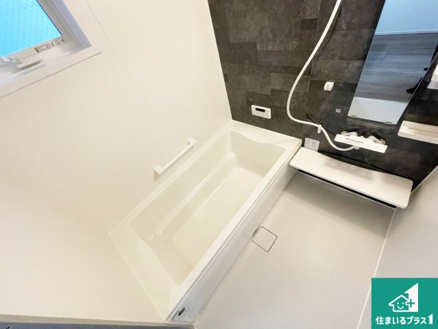 尼崎市西本町　第4期　新築一戸建ての浴室|足をゆったり伸ばして寛げる浴槽です。窓が設けられていますので差し込む光が明るく穏やかな雰囲気にしてくれます♪浴室乾燥機も設置しているので、雨の日の洗濯物も安心です♪
