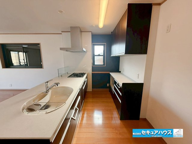 【中古戸建】名古屋市南区曽池町2丁目のキッチン|【キッチン】
◆同時にたくさんの料理が調理できる。「焼く・蒸す・煮る」の工程を同時進行で進めることができるので、料理を素早く作ることができます。育児でバタバタ忙しいママに嬉しい♪