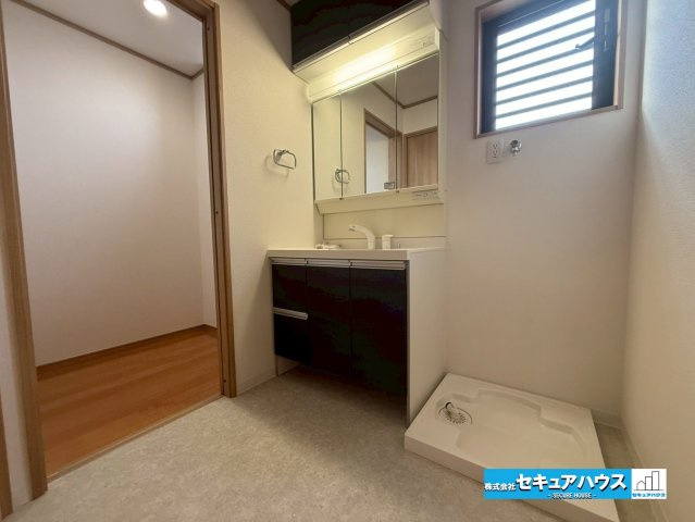 【中古戸建】名古屋市南区曽池町2丁目のその他|【洗面台】
◆鏡の裏にはたっぷりと収納スペースを標準装備！
◆電源を付属しているのでドライヤーなど利用できます。