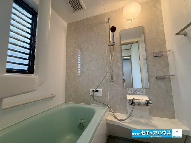 【中古戸建】名古屋市南区曽池町2丁目の浴室|【浴室】
◆アクセントパネルで落ち着きのある雰囲気を演出します。毎日の疲れを癒やすバスタイムをお楽しみ下さい！
◆窓付きで、カビの繁殖を抑える効果があります。
