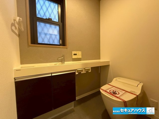 【中古戸建】名古屋市南区曽池町2丁目のその他|【高機能トイレ】
◆高機能トイレの多くは便器のフタの開閉が自動であり、使用後に手動で水を流す面倒もなく非常に便利です。スタイリッシュな見た目で、お掃除しやすく、節水効果が高いです。
