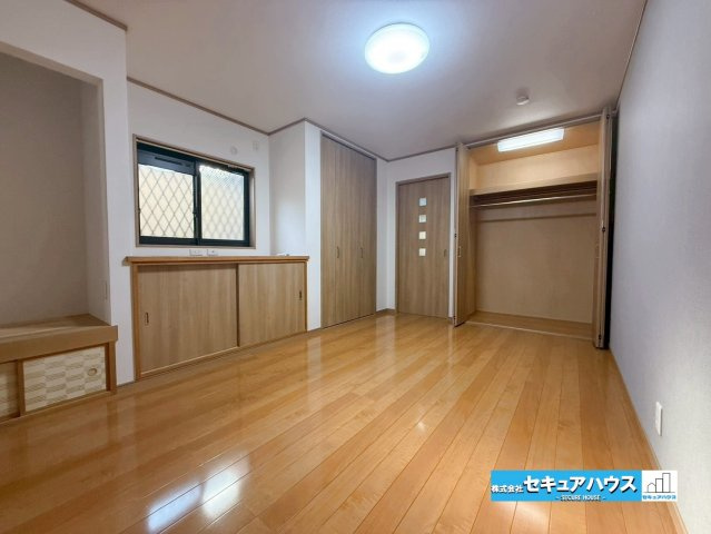 【中古戸建】名古屋市南区曽池町2丁目のその他|【洋室】
◆広々とした居住空間は日々の暮らしを彩り、心のやすらぎと満足感を与えてくれます。通風と採光を考慮した設計は子供たちはのびのび育ち、家族でくつろぎと団らんを生み出します。
