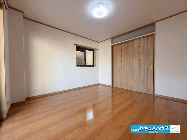 【中古戸建】名古屋市南区曽池町2丁目の洋室|【洋室】
◆家族一人ひとりの大切なプライベート空間。趣味に合わせて使って頂けるようシンプルに仕上げてあります。暮らし心地を大きく左右する収納を、適材適所に配置し使い勝手を考慮しました。　
