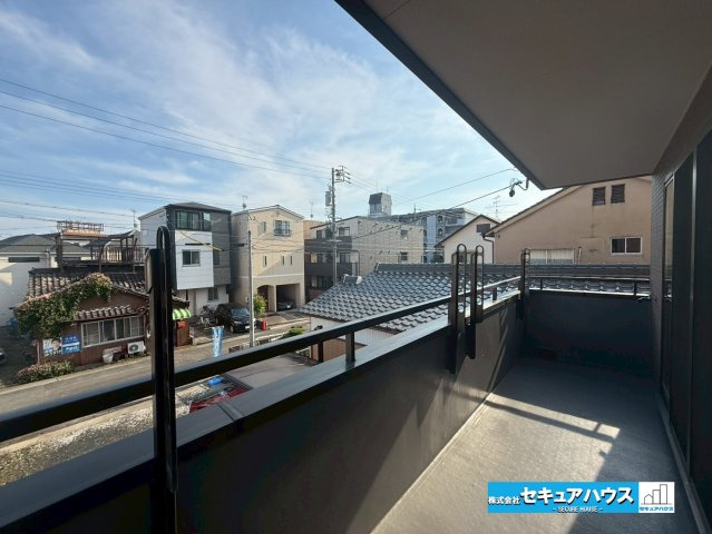 【中古戸建】名古屋市南区曽池町2丁目のその他|【バルコニー】
◆見晴らしもよく、太陽の温かな温もりをめいっぱい受け止めてくれます。
太陽の光と爽やかな風を受けたお洗濯物はあっという間に乾き、取りこむ時には太陽の匂いを感じられそうですね。　