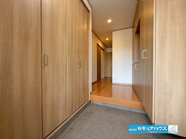 【中古戸建】名古屋市南区曽池町2丁目の玄関|【玄関】
◆お家に出会う人々を迎える玄関だからこそ、広々清潔感あふれる空間にしたいものです。採光・通風にも配慮された設計で毎日明るい空間をキープします♪