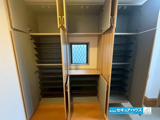 【中古戸建】名古屋市南区曽池町2丁目の収納|【シューズボックス】
◆2世帯住宅になってますので、大容量の収納ができます。