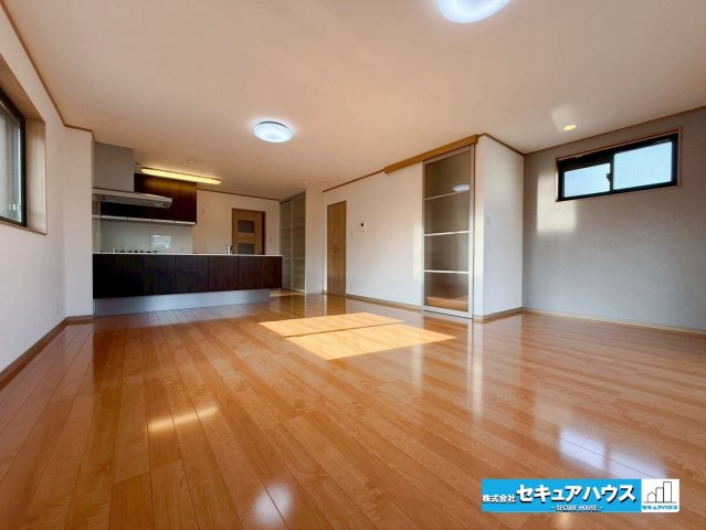 【中古戸建】名古屋市南区曽池町2丁目の居間・リビング|【LDK】
◆日当たりが良く温かい広々リビングは家族の団らんスペースになります。