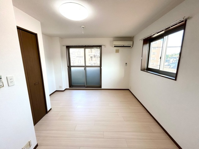 横浜市中区本牧町１丁目の賃貸マンションの居間・リビング|2面採光の洋室♪
