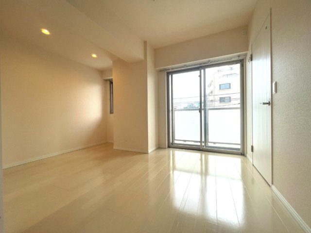 横浜市中区本郷町２丁目の賃貸マンションの居間・リビング|使いやすい間取りのリビング♪