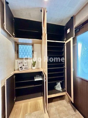 葛飾区東新小岩2丁目中古住宅の玄関|【玄関】玄関には大型のシューズクローゼットを設置しておりますのでいつでもスッキリりとした空間を保てます。玄関周りを清潔に使うのはとても大事なことですよね。