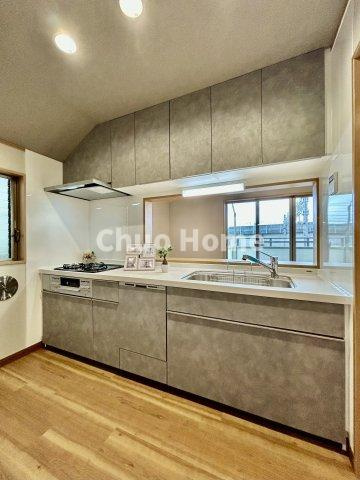 葛飾区東新小岩2丁目中古住宅のキッチン|ワイドで収納豊富なシステムキッチン