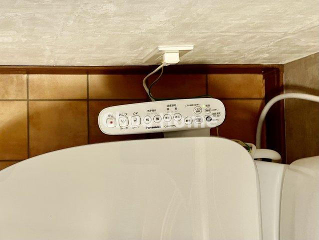 葛飾区東新小岩2丁目中古住宅の内装|【ウォシュレット】清潔に使いたいお手洗いには最適な設備です。もちろんウォームレットも標準装備です。