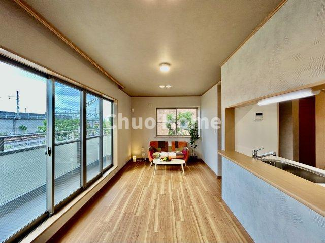 葛飾区東新小岩2丁目中古住宅のダイニング|【ダイニング】忙しい朝でも、しっかり家族が揃って食事をして頂けるゆとりある大きさのダイニングスペース。奥様が作る手料理をカウンター越しに受けとって頂き、テーブルで囲む素敵な時間を存分に愉しんで下さい。
