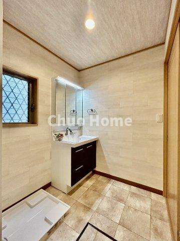 葛飾区東新小岩2丁目中古住宅の脱衣所|【洗面所】明るい洗面所は朝をすっきりさせてくれる空間です。バタバタしている忙しい朝でも収納が多い洗面台では短い時間で効率良く支度ができます。