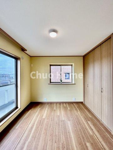 葛飾区東新小岩2丁目中古住宅の洋室|【洋室】快適に過ごす条件は、一人ひとり違います。だからこそ飾り過ぎないシンプルな内装と偏り過ぎないデザインで統一しております。居住していく中でオーナー様だけの【マイホーム】に創り上げて下さい