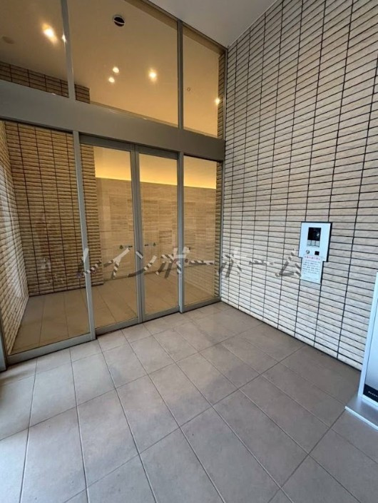 特典：仲介手数料が無料です!!のエントランス|ゆとりのあるエントランスです