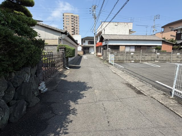 西条市大町の売地の前面道路含む現地写真