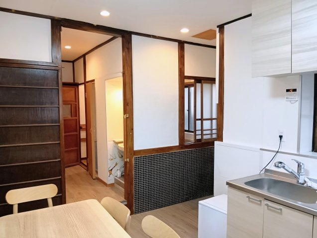 売中古戸建　静岡市清水区蒲原神沢のキッチン|新品キッチン×和モダン空間。温もりと使いやすさを兼ね備えた、家族が自然と集まるダイニングキッチン。