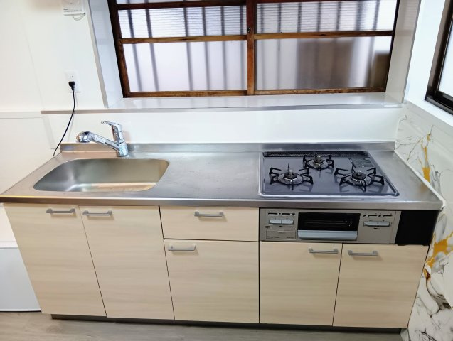 売中古戸建　静岡市清水区蒲原神沢のキッチン|新品システムキッチンで気持ちよく新生活。木の建具の温もりが映える和モダンなキッチン。