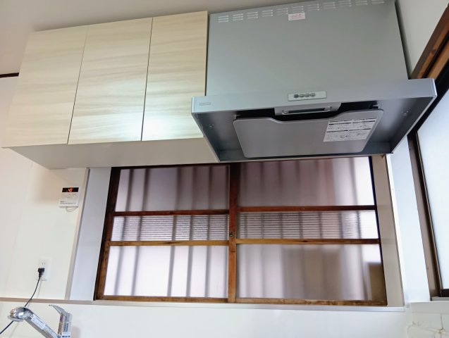売中古戸建　静岡市清水区蒲原神沢のキッチン|新品のレンジフードを採用しており、快適な調理環境を保ちます。吊戸棚付きで、調理器具などをスッキリ収納。