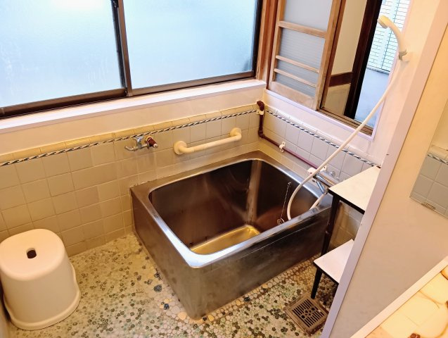売中古戸建　静岡市清水区蒲原神沢の浴室|庭側と勝手口側の2面に窓を設けた、明るく風通しの良い浴室。自然光が差し込む開放的な空間です。