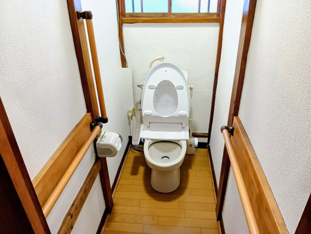売中古戸建　静岡市清水区蒲原神沢のトイレ|明るさ・快適さ・安心を備えた温水洗浄機能付きトイレ。窓付き＆手すり付きで、毎日を心地よくサポート。