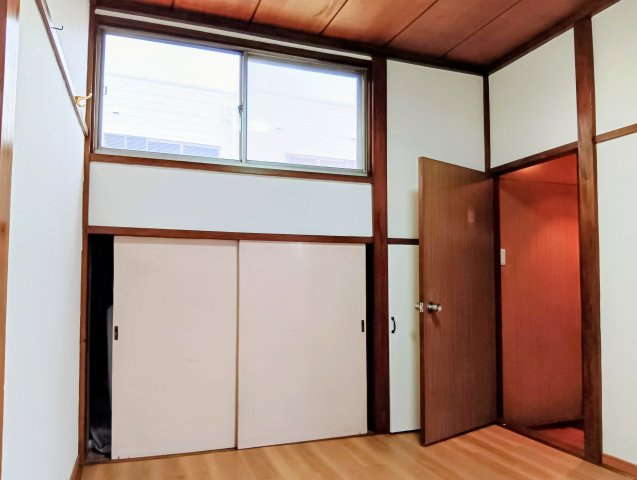 売中古戸建　静岡市清水区蒲原神沢の洋室|高窓からやさしい光が降り注ぐ、収納充実の2階洋室。明るさと暮らしやすさを兼ね備えた心地よい空間です。
