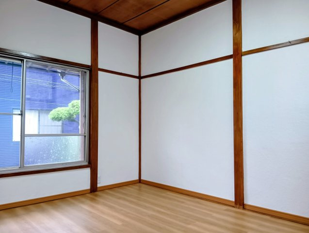 売中古戸建　静岡市清水区蒲原神沢の洋室|光あふれる2階洋室。シンプルで使いやすい空間が、毎日の暮らしを心地よく彩ります。