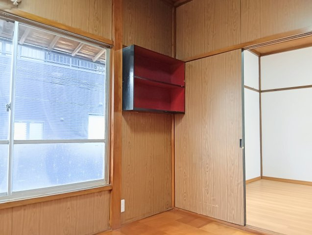 売中古戸建　静岡市清水区蒲原神沢の洋室|作り付けの棚があり、本や小物、インテリア雑貨を飾る「見せる収納」として活用できます。