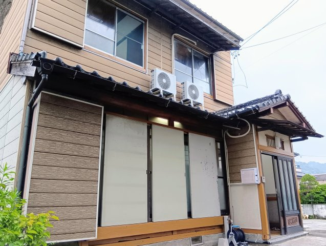 売中古戸建　静岡市清水区蒲原神沢の外観|和の趣が感じられる落ち着いた外観。大きな窓から明るい陽射しが差し込む住まいです。