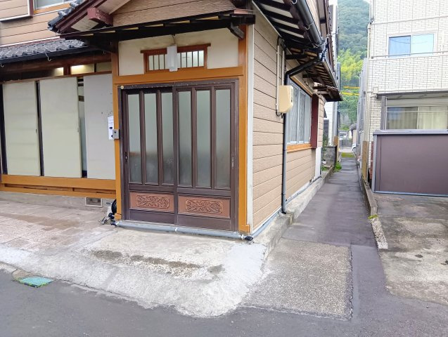 売中古戸建　静岡市清水区蒲原神沢の前面道路含む現地写真|風格のある和風玄関が住まいの印象を上品に演出。東側の市道（幅員1.3ｍ）があるため陽当り通風ともに良好。