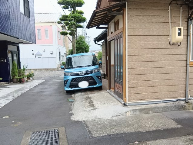 売中古戸建　静岡市清水区蒲原神沢の前面道路含む現地写真|南側の市道（幅員1.3ｍ）敷地内に駐車スペースがあり、お車を身近に停められて便利です。（車種による）