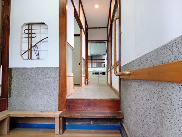 売中古戸建　静岡市清水区蒲原神沢の玄関|お部屋や水回りへの移動がスムーズな間取。急な来客時にも部屋の中が見えないのでプライバシーが守られます。