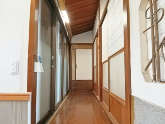 売中古戸建　静岡市清水区蒲原神沢のその他|玄関から続く明るい縁側は、室内に開放感をもたらす心地よい空間。突き当たりには便利な収納を備えています。