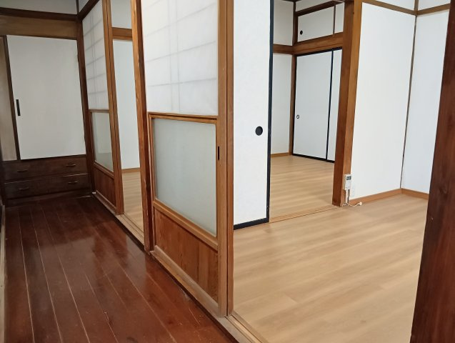 売中古戸建　静岡市清水区蒲原神沢の洋室|縁側と洋室がつながる開放的な空間。和の趣を感じる建具とフローリングが調和した、居心地の良い住まいです。