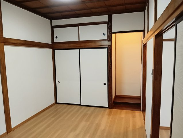売中古戸建　静岡市清水区蒲原神沢の洋室|和の趣を残しながら、暮らしやすくリニューアル。床の間と豊富な収納が魅力の、落ち着きある洋室です。