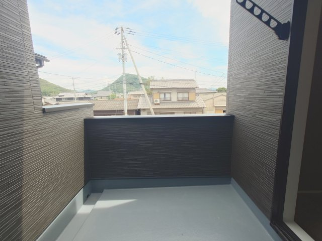 リーブルガーデン高松市仏生山町第七◇2026年度補助金対象の長期優良住宅です！の展望|バルコニー
子どもの遊び場やペットスペースとしても活用しやすく、雨の日でも洗濯物が干せるインナーバルコニー付きです！多目的なプライベート空間としても利用できます。
