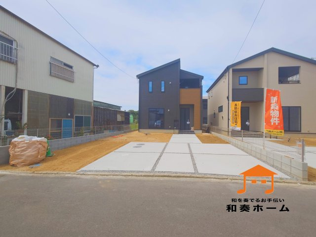 リーブルガーデン高松市仏生山町第七◇2026年度補助金対象の長期優良住宅です！の前面道路含む現地写真|前面道路が広いので、ファミリーカーのような大きな車でも車庫入れも余裕を持ってできるのが魅力的なお家です。