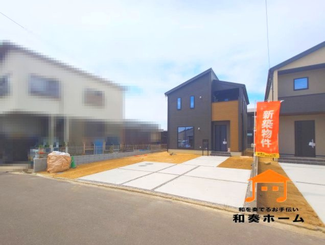 リーブルガーデン高松市仏生山町第七◇2026年度補助金対象の長期優良住宅です！の前面道路含む現地写真|１号棟
内覧可能です！黒のスタイリッシュさと高級感に、茶色の温かみと周囲になじむ安心感が加わり、汚れも比較的目立ちにくく外壁のお家です！！