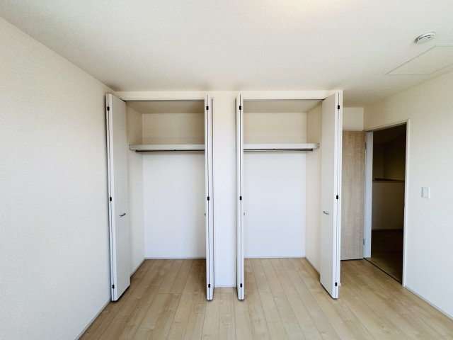 柏市新逆井2丁目新築戸建【土南部小学校:7分】の収納|6.8帖寝室収納・クローゼット２つでたっぷり収納♪