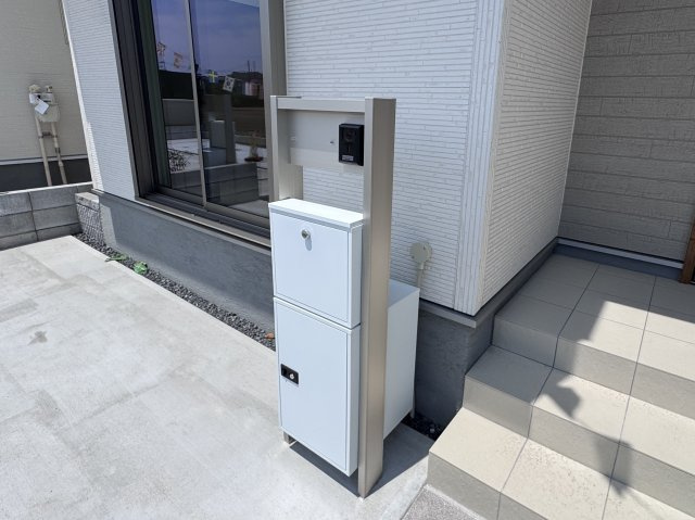 柏市新逆井2丁目新築戸建【土南部小学校:7分】の防犯設備|インターホン・宅配ボックス完備