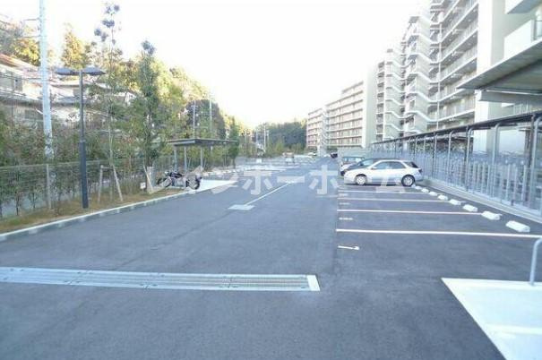 特典：仲介手数料が無料です!!の駐車場|車をお持ちの方に嬉しい駐車場付きの物件です