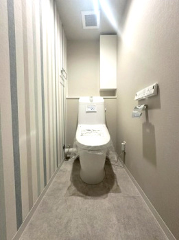 【トイレ】 | 吹田芙蓉ハイツ | 温水洗浄便座付のトイレで、冬の寒い時期でも快適！吊戸棚付きで、予備のペーパー類も問題なく収納できます。