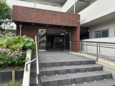  | 吹田芙蓉ハイツ | 住まう方を迎え入れるエントランス！スロープが設けられており、ベビーカーや車いすでも出入りラクラク。