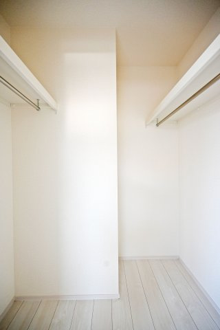 ブルーミングガーデン鈴原町8丁目新築戸建て│4LDK+駐車2台可の収納|-洋室5.2帖WIC-
衣類や季節用品をしっかり収納でき、毎日の暮らしを快適にサポートします