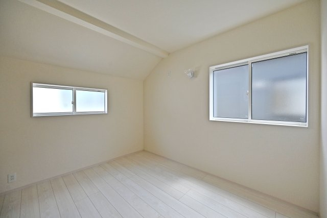 ブルーミングガーデン鈴原町8丁目新築戸建て│4LDK+駐車2台可の洋室|-洋室6.0帖-
シンプルな間取りで、家具のレイアウトがしやすい洋室です。