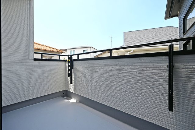 ブルーミングガーデン鈴原町8丁目新築戸建て│4LDK+駐車2台可のバルコニー|東側バルコニーは、爽やかな朝日が差し込む心地よい空間。朝の時間を気持ちよく過ごせるほか、洗濯物も午前中から干しやすく、毎日の暮らしを快適にサポートします。