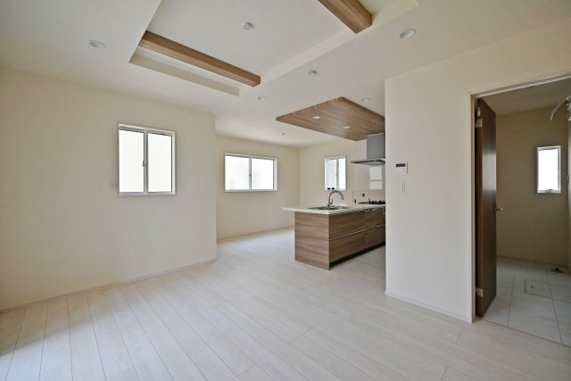 ブルーミングガーデン鈴原町8丁目新築戸建て│4LDK+駐車2台可の居間・リビング|LDKは約16.2帖でダイニングテーブルやソファーを設置しても十分な広さとなっております！折下天井が採用されたLDKはとても華やかな空間となっております。