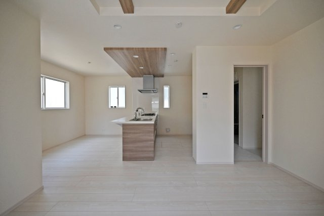 ブルーミングガーデン鈴原町8丁目新築戸建て│4LDK+駐車2台可の居間・リビング|対面式キッチンやリビング階段など家族同士のつながりを感じやすい設計を基調としています。折下天井やアクセントクロスを設けるなど、デザイン性を向上させた内観に仕上がりました。