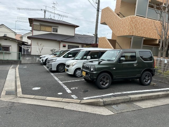アスライフ宝塚山本ガーデンの駐車場|車をお持ちの方に嬉しい駐車場付きの物件です